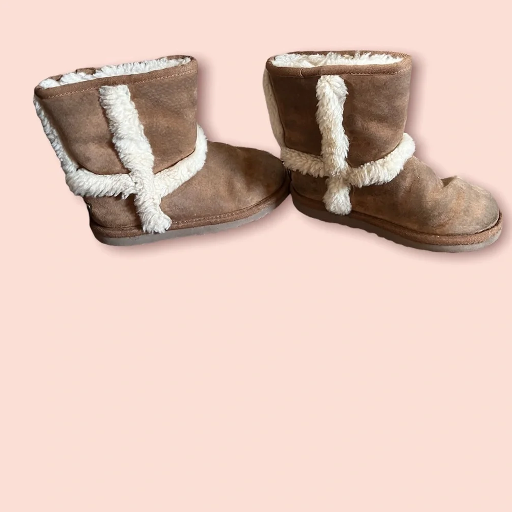 UGG boots toddler little girl short boots Sz 13 brown beige cream winter